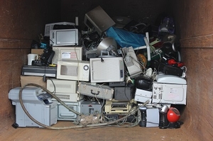 gestapelte Elektroaltgeräte
