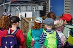 Gruppe kleiner Kinder betrachten Sammelbox für Leuchtstoffröhren