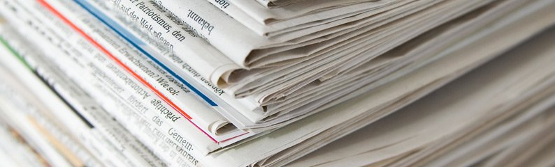 Zeitungsstapel die Ecke eines Zeitungsstapels