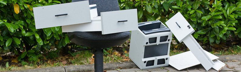 Bereitgestellter Sperrmüll Verschiedener Sperrmüll am Wegesrand