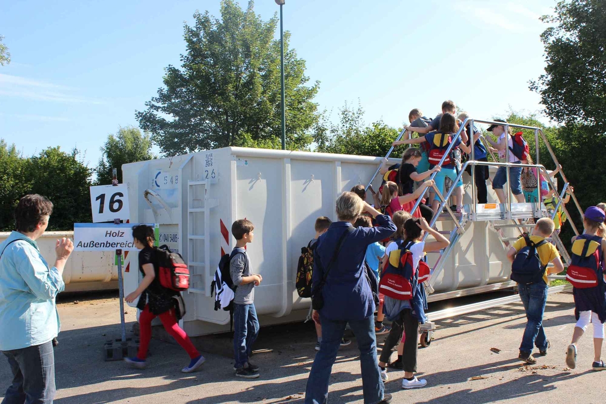 Kundengruppe nimmt an einer Recyclinghofführung teil